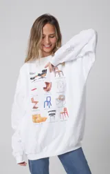 Buzo blanco de corte holgado con cuello redondo y mangas largas. Presenta un estampado con dibujos de sillas de diseño y la inscripción "BRNA".