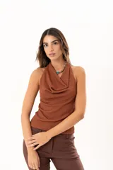 Top sin mangas color marrón con cuello volcado, confeccionado en tela de punto con textura sutil.