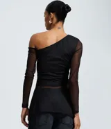 Blusa ajustada de tul negro con diseño asimétrico de un solo hombro. Presenta mangas largas transparentes, fruncido lateral y una aplicación vertical de encaje que aporta textura.