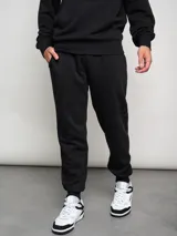 Pantalón de jogging negro con logo Umbro estampado en la pierna.