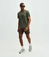 Remera deportiva de hombre con tecnología Dry, confeccionada en poliamida y elastano. Presenta un diseño de corte regular, cuello redondo, manga corta y estampa lettering pequeña en el pecho con la frase Seeking my highs.
