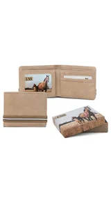 Billetera de cuero sintético color marrón oscuro, con diseño plegable y detalle de banda elástica decorativa con rayas horizontales en tonos beige y blanco en la parte frontal.