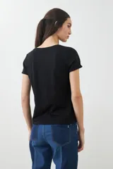 Remera blanca de algodón con escote redondo y mangas cortas.