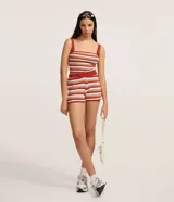 Short de punto con estampado de rayas horizontales en tonos rojo, naranja, gris y blanco. Tiene cintura elástica y corte regular.