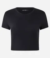 Remera deportiva tipo crop top de color negro, con cuello redondo y mangas cortas. Confeccionada en tejido de malla suave y elástico.