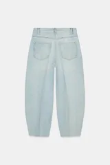 Jeans de tiro medio con corte tapered y largo completo. Presentan diseño de cinco bolsillos, trabillas en la cintura y cierre frontal con cremallera y botón, con un acabado de efecto lavado.