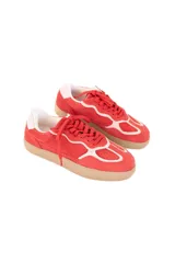 Championes de estilo urbano con diseño retro, confeccionados en cuero vacuno y gamuza en color rojo intenso con detalles en blanco. Presentan suela plana de material sintético en tono beige y cierre con cordones al tono.