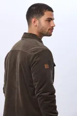 Campera de pana color marrón oscuro con forro de corderito, cuello camisero, bolsillos frontales con solapa y botones metálicos.