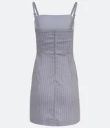 Vestido corto gris con rayas verticales blancas, escote recto, tirantes finos ajustables y aberturas en el ruedo.