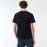 Remera negra de manga corta con cuello redondo y diseño gráfico estampado en el centro del pecho.