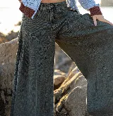 Jeans wide leg de denim color verde, de tiro alto y diseño extra ancho con costuras en los muslos.