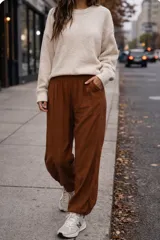 Pantalón de corte globo y estilo fluido, confeccionado en tela ligera con forro interior. Presenta una pretina elástica cómoda y bolsillos laterales.