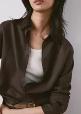 Camisa de lyocell color marrón oscuro, de manga larga y diseño fluido con cuello camisero y cierre frontal abotonado.