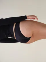 Bombacha tipo vedetina de diseño seamless, confeccionada en microfibra color beige. Presenta un corte de tiro bajo con acabado suave y elástico, ideal para un uso diario confortable.