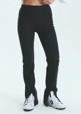 Calza negra de lycra gruesa, tiro alto y corte semi-oxford con abertura en el tobillo.