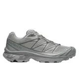 Championes Salomon modelo XT-6 color gris, diseñados para trekking y trail running, con sistema de ajuste rápido Quicklace y suela con gran tracción.