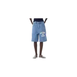 Bermuda de jean de corte holgado estilo jorts, color azul clásico con efecto desgastado. Presenta un diseño de cinco bolsillos, costuras reforzadas y un estampado tipográfico en color blanco con la inscripción 'EME STUDIOS BADGE' en la pierna derecha.