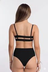 Bombacha de bikini tiro alto estilo colaless, confeccionada en lycra doble con faja en la cintura para un ajuste firme y cómodo.