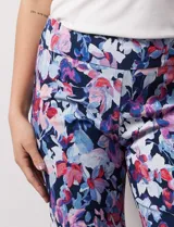 Bermuda a la rodilla con estampado de rayas verticales azules y blancas, pretina ancha elastizada.