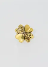 Anillo dorado con forma de trébol de cuatro hojas, con detalles texturizados en dos de las hojas.