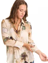 Camisa de gasa con estampado abstracto en tonos beige, verdes y marrones, marca Alex & Lili. Presenta cuello con solapa, escote en V, cierre frontal con botones y mangas largas con puños anchos abotonados.