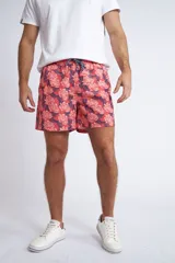 Short de baño con cintura elástica y cordón ajustable, confeccionado en tela ligera de secado rápido. Presenta un estampado botánico integral en tonos amarillos, blancos y azules, con dos bolsillos delanteros y uno posterior.