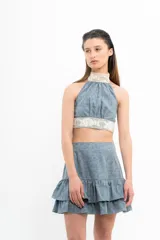 Top celeste con cuello halter y detalle de encaje en cuello y cintura.