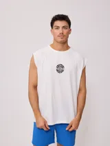 Musculosa blanca con estampado circular en el pecho con la frase "Ride the Rusty Wave".