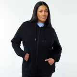 Buzo negro con capucha, cierre frontal con cremallera y bolsillos laterales.