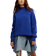 Buzo de tejido punto color beige claro, de calce oversized y cuello alto. Presenta mangas largas con puños anchos y dobladillos enrollados en ruedo y puños.