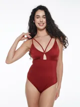 Body de una pieza con acabado satinado, escote en V profundo con tiras cruzadas decorativas y abertura central bajo el busto.