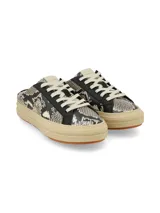 Zueco estilo sneaker destalonado con estampado de serpiente, pas cordones blancos y suela plataforma color tostado.