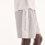 Short New Balance de felpa francesa gris, con cintura elástica, bolsillos laterales y logotipo bordado en el muslo izquierdo.