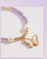 Collar de acero con baño de oro, piedras naturales violetas, perlas cultivadas y un dije colgante en forma de mariposa con nácar.