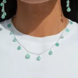 Collar de plata 925 con cadena de 40 cm más 5 cm de extensión, adornado con piedras de amazonita en forma de gotas.