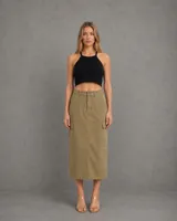 Pollera midi estilo cargo color verde oliva, con bolsillos laterales tipo cargo, cierre frontal con botón y costuras verticales decorativas.