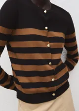 Cardigan de punto fino color negro con franjas horizontales tostadas, de cuello redondo, manga larga y cierre frontal con botones dorados.