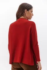 Polera de tejido de punto en color beige, con cuello alto y mangas largas con puños acanalados.