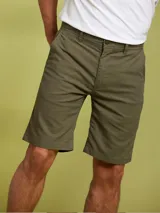 Bermuda color verde militar, con bolsillos laterales y traseros.