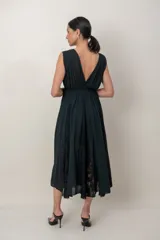 Vestido largo rojo de corte griego, sin mangas, con escote en V profundo, falda amplia y detalles de encaje.