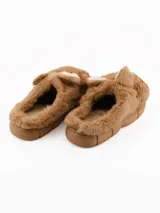 Pantuflas de peluche color tostado con diseño de cara de koala, orejas sobresalientes y suela de goma.