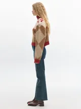 Sweater tejido wool blend, combinado en colores azul, gris y marrón, con diseño de rombos y trenzas.