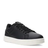 Championes urbanos de corte bajo, color negro con suela de goma blanca. Presentan cordones al tono y diseño minimalista con costuras reforzadas.