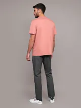 Remera de manga corta color salmón, con cuello redondo y logotipo de Calvin Klein bordado en el pecho. Confeccionada en algodón.
