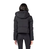 Campera multifunción modular color negro, con diseño matelaseado y capucha desmontable. Su sistema de cierres permite transformarla en cuatro versiones: campera larga, campera corta, chaleco largo y chaleco corto.