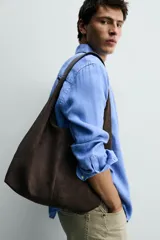 Bolso shopper marrón de hombro, con diseño liso, compartimento principal con cierre de cremallera y un bolsillo plano interior.
