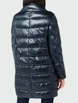 Campera larga de nylon color azul marino, con relleno de plumas, cuello alto y cierre con botones a presión.