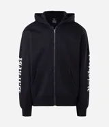 Campera con capucha de felpa negra, con cierre frontal, bolsillos canguro y estampa tipográfica gótica en color blanco en las mangas.