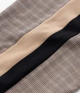 Pantalón de vestir de corte recto con estampado pied de poule y rayas contrastantes en los laterales. Cierre tradicional con botón y cremallera. Confeccionado con buenas prácticas ambientales.