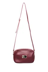 Cartera bandolera rectangular de cuero color borgoña, con correa larga regulable y logo metálico en el frente.